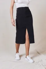 Falda midi de jean negro con tiro alto y abertura frontal.