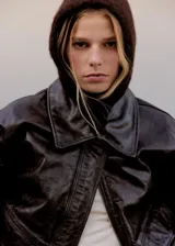 Gorro tipo pasamontañas color marrón oscuro, con diseño envolvente que cubre la cabeza y el cuello.