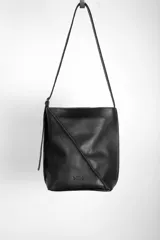 Bolso tipo bucket bag de cuero plena flor negro, con diseño amplio y liviano. Cuenta con cierre metálico, forro de sarga de algodón, bolsillo interior, correa larga ajustable y herrajes metálicos con acabado níquel.