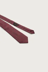 Corbata ancha de seda color bordó con pequeño estampado tipo paisley en azul marino.