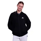 Campera deportiva negra con capucha, cierre frontal completo y bolsillos laterales. Presenta un logo pequeño estampado en color blanco en el pecho.