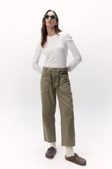 Remera de rib color crudo, con cuello redondo y mangas largas abullonadas y fruncidas en los hombros.