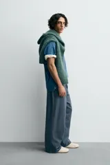 Pantalón de corte ancho (baggy fit) color azul marino con estampado de cuadros pequeños en tonos azul claro y marrón. Presenta cintura elástica ajustable con cordón interior y bolsillos frontales.