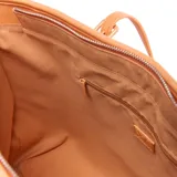 Cartera tote de diseño estructurado, confeccionada con tejido efecto rafia en color beige y detalles en cuerina tostada. Cuenta con asas largas de hombro y tiras decorativas frontales con hebillas.