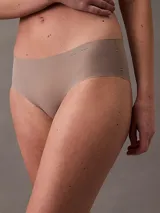 Bombacha hipster color piel de microfibra ligera con bordes cortados a láser y logo de Calvin Klein estampado en la cadera.