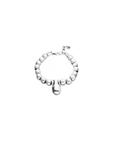 Pulsera de bolas medianas bañadas en plata de ley, con un dije grande en forma de gota y cierre de mosquetón con un pequeño charm grabado.