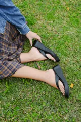 Sandalias de plataforma color negro, tipo ojota con suela gruesa y diseño de punta cuadrada.