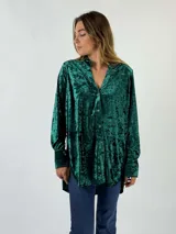 Camisa amplia de terciopelo color gris plomo, con cuello mao y cierre frontal con botones.