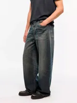 Jean de corte wide leg y tiro medio, confeccionado en denim pesado de algodón con lavado envejecido y efecto vintage.
