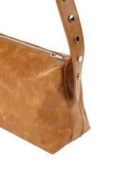 Bandolera de cuero sintético con acabado texturizado, cierre superior con cremallera y correa larga ajustable decorada con tachuelas metálicas.