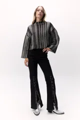 Sweater tejido de punto a rayas texturizado con lurex, color verde y azul. Cuenta con un calce oversize, mangas tres cuartos y cuello bote.