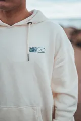Hoodie de calce holgado en color natural, con capucha y estampado gráfico en la espalda con la frase 'Glassy Waves' en color azul.