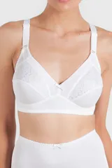 Soutien reductor sin aro blanco, diseñado para mujeres con mastectomía. Confeccionado en jersey, lycra reforzada y puntilla. Bolsillos internos para colocar prótesis confeccionados en algodón 100%.