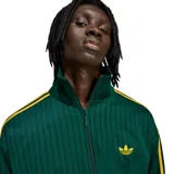 Campera adidas Originals Firebird Pinstripes verde oscuro con finas líneas verticales amarillas, cuello alzado, cierre frontal completo y las clásicas tres tiras de la marca en los hombros y mangas.