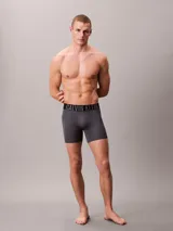 Pack de tres boxers largos Calvin Klein de microfibra, con talle medio y cinturilla elástica distintiva de la marca. Incluye un boxer rojo, uno gris y uno negro.