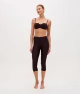 Soutien strapless color lila, con copas moldeadas y tirantes desmontables ajustables.
