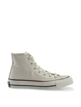 Zapatillas Converse Chuck 70 de caña alta color crema, confeccionadas en lona premium con costuras reforzadas, puntera y vira laqueada con trama de diamante, parche de cuero en el tobillo, cordones de algodón y ojalillos cromados.
