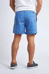 Short de baño con estampado de ondas en tonos azules, cintura elástica con cordón ajustable, bolsillos laterales y bolsillo trasero. Incluye suspensor interno y logo bordado.