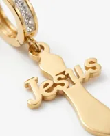 Caravanas de acero dorado con diseño de cruz que incorpora la palabra 'Jesus' en el centro. Cuentan con un aro tipo argolla decorado con pequeñas piedras brillantes.