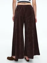Pantalon de corte amplio y silueta relajada, confeccionado en pana negra. Presenta cintura elástica y bolsillos laterales.