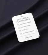 Camisa polo masculina de manga corta, confeccionada en tejido técnico de poliamida con elastano. Presenta cuello inglés con tapeta de tres botones, ofreciendo propiedades de secado rápido, elasticidad y confort térmico.