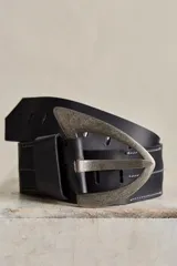 Cinturón ancho de cuero negro con costuras decorativas y gran hebilla metálica de diseño triangular con acabado envejecido.