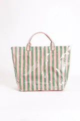 Bolso amplio de PVC con estampado de rayas verticales en color rosa y verde, asas cortas de mano y diseño veraniego.