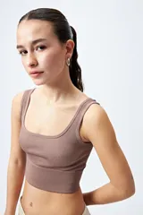 Top negro de tejido ribb sin costuras y escote cuadrado.