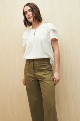 Pantalón recto color marrón, de tiro medio y silueta recta.