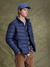 Campera puffer de plumas en color azul marino, con cierre frontal, cuello alto y diseño acolchado horizontal.