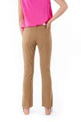 Pantalón de jean color café con corte recto, tiro alto, bolsillos delanteros y traseros, y tajos laterales en el ruedo. Presenta una franja vertical bordada en color rosa a lo largo de la costura lateral.