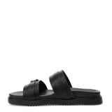 Sandalias planas color negro con dos tiras anchas en el empeine, cada una con hebilla metálica plateada ajustable. Poseen suela con ligera plataforma y diseño texturizado en el borde.