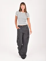 Pantalón cargo de tiro medio con corte amplio y bolsillos laterales con solapa. Presenta un acabado lavado en tono gris oscuro.