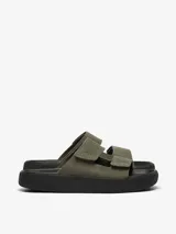 Sandalias de cuero color verde militar, con dos tiras anchas con cierre de velcro y suela gruesa de goma negra con diseño texturizado.