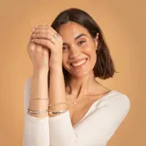 Anillo de plata 925 con diseño de cuchara en la parte superior y banda con incrustaciones de circonias.