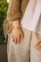 Saco calado tejido a mano con lana mohair, color marrón claro, con diseño de punto abierto y lazo para ajustar en la cintura.