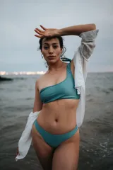 Bikini celeste de un hombro con bombacha entera colaless.