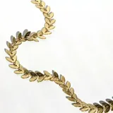 Choker dorado con forma de espiga labrada, confeccionado en acero con baño de oro de 18k.