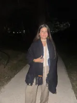 Pashmina tejida de lana merino color negro, con textura gruesa y flecos largos en los extremos.