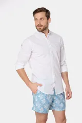 Short de baño celeste con estampado de flores blancas.