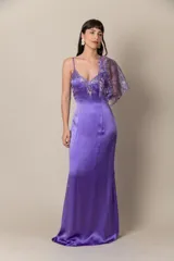 Vestido largo de satén color violeta, con breteles finos y apliques de encaje al tono con hilos dorados. Incluye bolero de encaje.