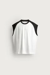 Musculosa relaxed fit de color blanco con hombros y cuello negro estilo color block, cuello redondo y diseño sin mangas con corte sisa.