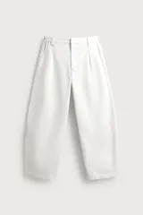 Pantalón de mezclilla estilo barrel fit con pliegues en la parte delantera, bolsillos laterales y cierre frontal con botón y cremallera.