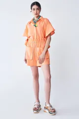 Short color mandarina de lino y algodón, con elástico en la cintura, bolsillos delanteros y cordón ajustable blanco y negro.