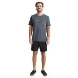 Remera gris oscuro Roark de manga corta y cuello redondo, con pequeño estampado gráfico frontal que dice "Mountain Living".