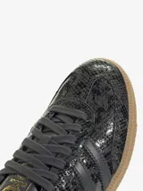 Zapatillas Adidas Samba OG para mujer, color gris con estampado de piel de serpiente y las tres tiras clásicas en gris.