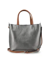 Cartera tipo tote de cuero color gris plomo, con doble asa corta y correa larga ajustable de color tostado. Presenta herrajes plateados y el logo de la marca grabado en la parte frontal.