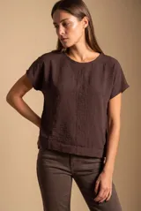 Blusa de manga corta y cuello redondo, color marrón, confeccionada en tejido texturizado con costura central frontal.