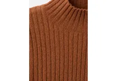 Jersey de punto acanalado color marrón tostado, de cuello alto y manga larga, con ajuste ceñido al cuerpo.