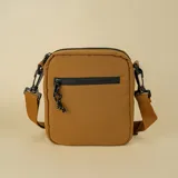 Bolso bandolera color verde militar, confeccionado con tejido antidesgarro de residuos plásticos reciclados. Tiene correa ajustable y logo de la marca en el frente.